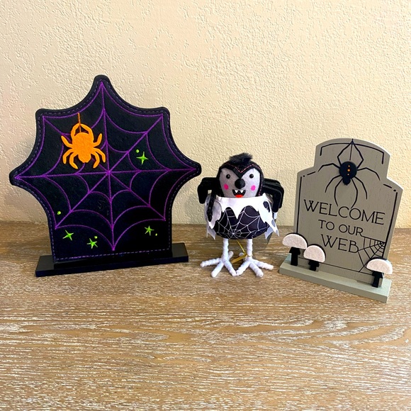 Target Hyde & EEK! Halloween Spider Felt Fabric Bird “Skitter” & 2 Spider Signs - Picture 1 of 1
